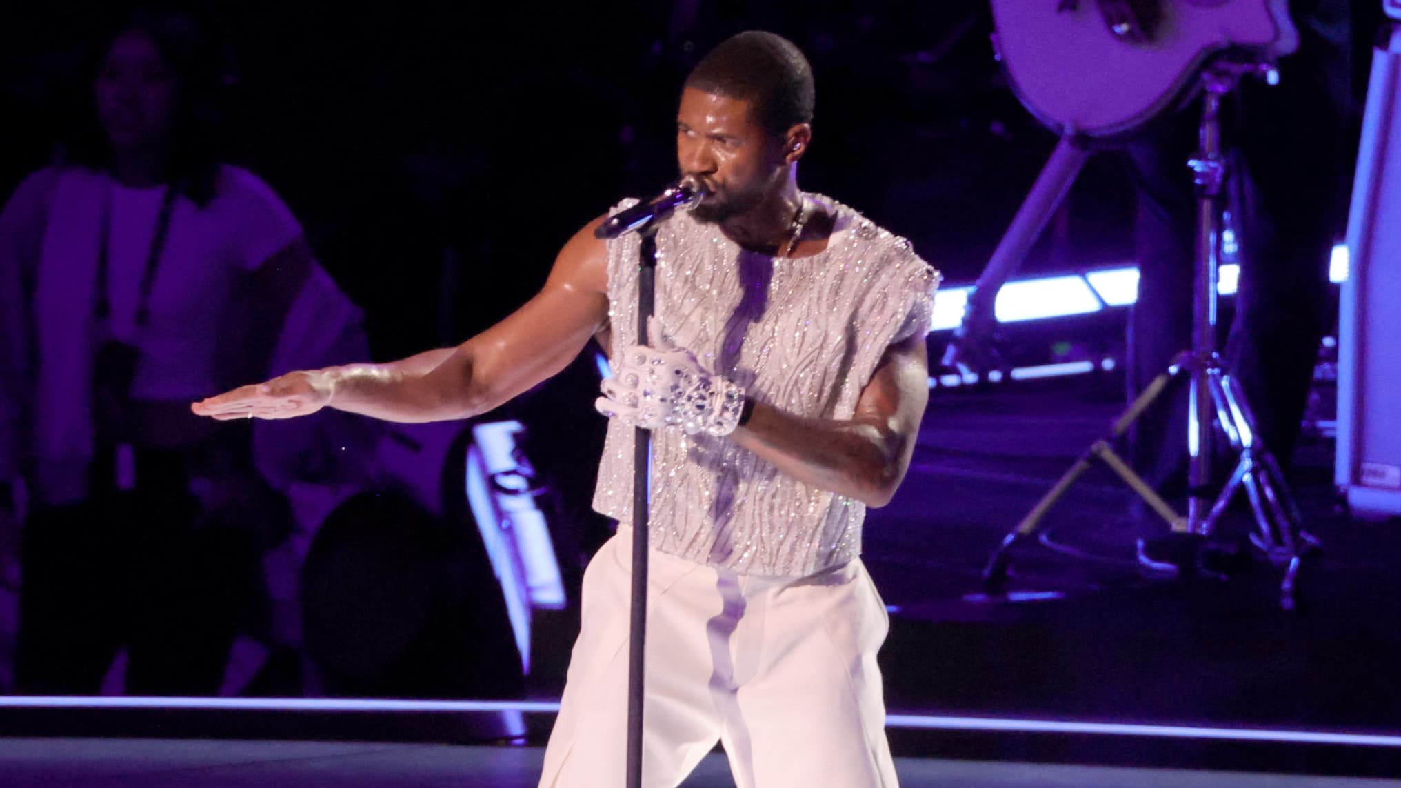 Bij de Super Bowl verlicht Usher de pauze met Alicia Keys, Ludacris en Lil Jon