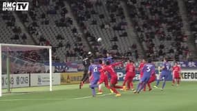 Il arrête un penalty… puis marque de la tête contre son camp