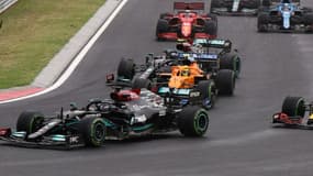 Départ mouvementé du GP de Hongrie avec la Mercedes de Lewis Hamilton, en tête, avant la neutralisation de la course, le 1er août 2021 au Hungaroring