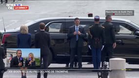 Joe Biden accueilli par Emmanuel Macron au pied de l'Arc de Triomphe 