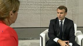 Emmanuel Macron lors de son interview à Abu Dhabi. 