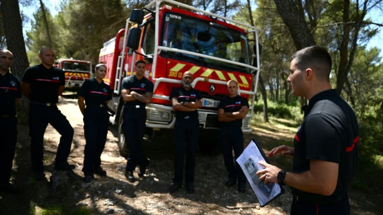 Des pompiers écoutent les instructions dans une forêt de Gardanne, le 25 juillet 2023 dans les Bouches-du-Rhône
