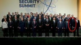 Photographie des chefs d'Etat au sommet sur la sûreté nucléaire à Washington, le 1er avril 2016. La place prévue pour François Hollande, absent, est montrée d'un rond rouge.