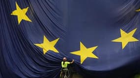 La croissance s'est interrompue dans l'Union européenne et la région pourrait traverser une nouvelle récession, annonce jeudi la Commission européenne dans ses prévisions d'automne pour la période 2011-2013. /Photo d'archives/REUTERS/Albert Gea