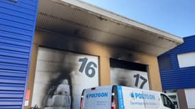 Plusieurs façades de bâtiment ont été embrasées après un feu de poubelles à Pierre-Bénite dans la nuit de lundi à mardi.
