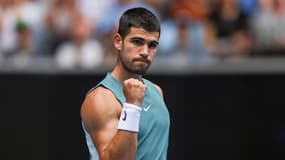 Carlos Alcaraz célébrant sa victoire face au Japonais Yoshihito Nishioka au 2e tour de l'Open d'Australie, le 15 janvier 2025.