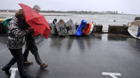 Des passants pris dans les vents en Bretagne alors que la tempête Qumaira s'apprête à s'abattre sur la France, dans la nuit de jeudi à vendredi.