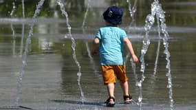 Un enfant se rafraîchit dans une fontaine le 1 juin 2022 à Montpellier