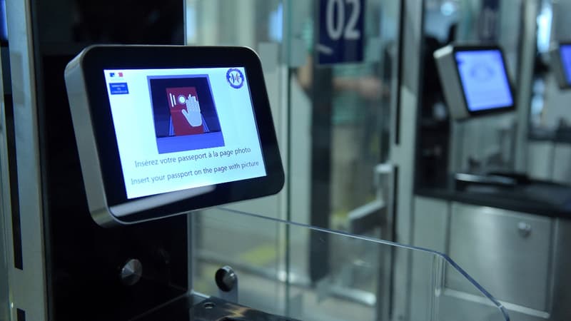 Panne informatique dans les aéroports parisiens: les contrôles aux frontières perturbés