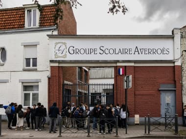 Des élèves devant le lycée Averroès, principal lycée musulman de France, le 28 septembre 2023 à Lille