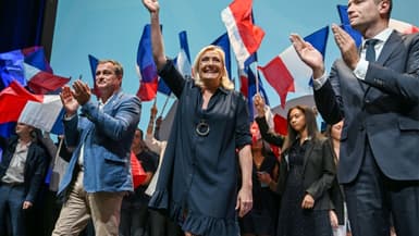 Marine Le Pen, entourée de Louis Aliot (à gauche) et Jordan Bardella (à droite), devant l'université d'été du Rassemblement national à Agde (Hérault) le 18 septembre 2022. 