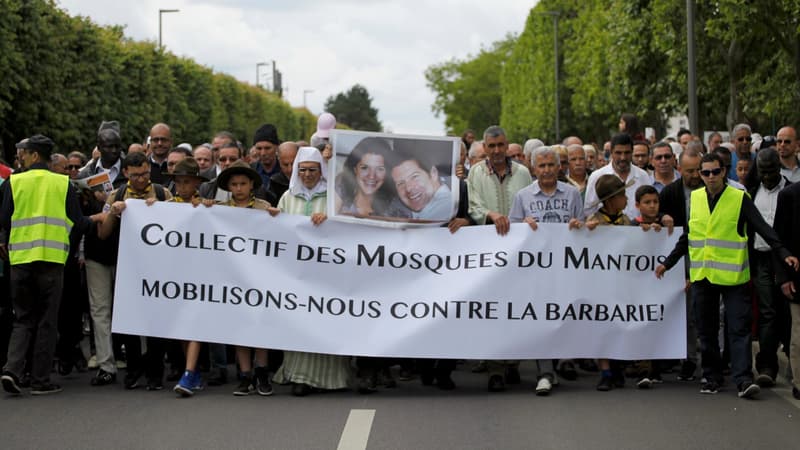 Des milliers de musulmans ont défilé le 19 juin à Mantes-la-Jolie pour dénoncer l'assassinat de deux policiers le 13 juin.