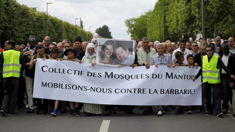 Des milliers de musulmans ont défilé le 19 juin à Mantes-la-Jolie pour dénoncer l'assassinat de deux policiers le 13 juin. 