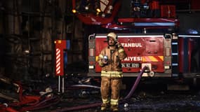Un pompier après un incendie à Istanbul, en Turquie, le 5 avril 2018 (ILLUSTRATION)