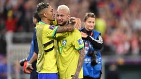 Neymar en larmes dans les bras de Richarlison après l'élimination du Brésil, en quart du Mondial 2022