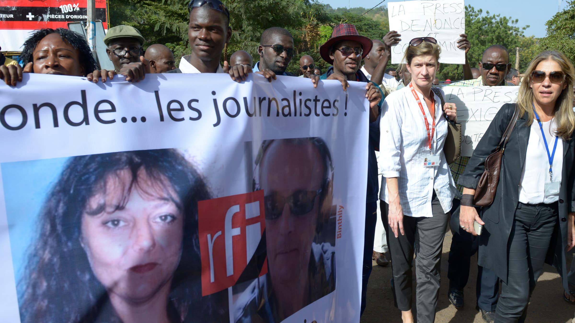 La directrice de France Médias Monde, Marie-Christine Saragosse, et la directrice de RFI, Cécile Megie, marchent aux côtés de journalistes maliens, lundi, à Bamako, pour rendre hommage aux deux journalistes français assassinés.
