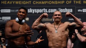 Anthony Joshua (à gauche) et Oleksandr Usyk après la pesée
