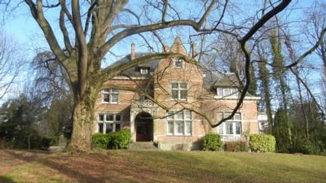 Voici le manoir menacé par le projet immobilier du célèbre animateur. Voici le manoir menacé par le projet immobilier du célèbre animateur.