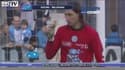 En plein match, un gardien reçoit un hamburger lancé par un supporter… et le mange 