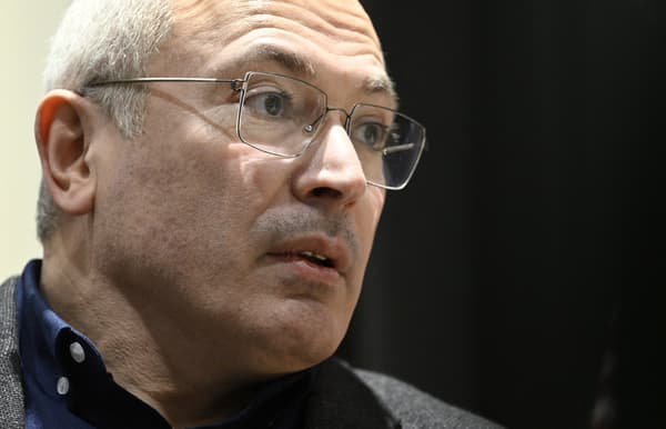 L'ancien oligarque russe en exil et figure de l'opposition Mikhaïl Khodorkovski s'adresse aux médias en marge d'un rassemblement de soutien à l'Ukraine, à l'occasion du deuxième anniversaire de l'invasion militaire de l'Ukraine par la Russie, à Helsinki, le 25 février 2024.
