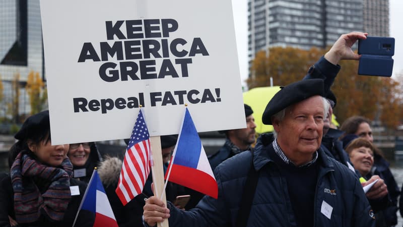 "Gardez l'Amérique grandiose, abrogez le Fatca", écrit sur sa pancarte ce manifestant des Américains Accidentels, le 11 novembre 2018 à Paris