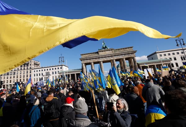 Des manifestants en soutien à l'Ukraine, porte de Brandebourg, à Berlin, en Allemagne, deux ans après le début de la guerre contre la Russie, le 24 février 2024