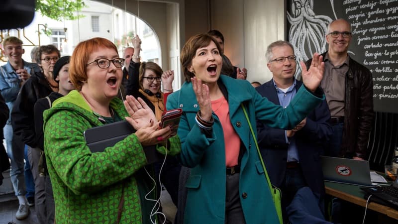 La présidente des Verts, Regula Rytz, réagit avec d'autres membres du parti lors de l'annonce des premiers résultats aux législatives, le 20 octobre 2019 à Bern