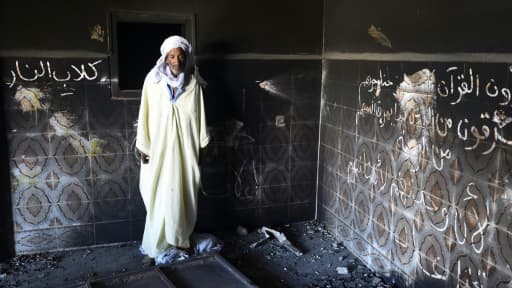Un habitant regarde sa maison endommagée lors de heurts entre Arabes et Berbères, à Guerara le 9 juillet 2015 Un habitant regarde sa maison endommagée lors de heurts entre Arabes et Berbères, à Guerara le 9 juillet 2015