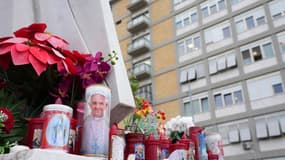 Des bougies à l'effigie du pape François déposées devant l'hôpital Gemelli où il est soigné, le 20 février 2025