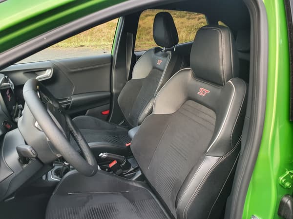 Les sièges baquets Recaro ajoutent un côté sportif appréciable à l'intérieur. Les sièges baquets Recaro ajoutent un côté sportif appréciable à l'intérieur.