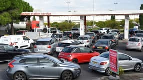 Des automobilistes font la queue le 10 octobre 2022 dans une station-service Auchan à Pérols, près de Montpellier