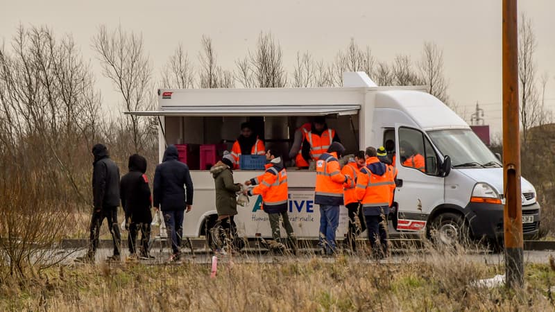 Une distribution de denrées alimentaires à Calais.