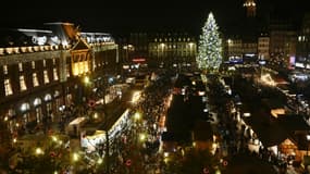 De nombreux visiteurs se promènent sur le marché de Noël de la Place Kléber à Strasbourg, le 26 novembre 2021