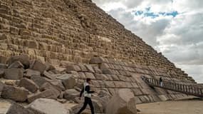Un visiteur devant la pyramide de Mykérinos, sur le plateau de Gizeh, le 29 janvier 2024