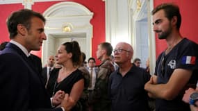 Le président Emmanuel Macron félicite Henri, l'un l'un des témoins intervenus lors de l'attaque au couteau à Annecy pour tenter de contrer l'agresseur, le 9 juin 2023