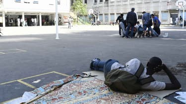 Des migrants réfugiés dans le lycée Guillaume Bude du XIXème arrondissement de Paris. L'Île-de-France annonce une aide de 5,5 millions d'euros pour porter assistance aux réfugiés.