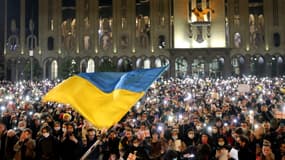 Des manifestants à Tbilissi en Géorgie en soutien à l'Ukraine le 25 février 2022