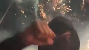 Des supporters d'Arsenal, membres du groupe d'ultras de l'Ashburton Army, ont tiré des feux d'artifice devant le supposé hôtel de manchester City à Londres, le 14 mai 2024.