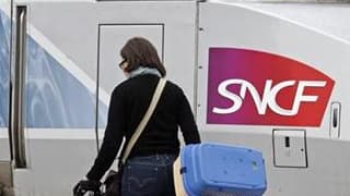 A la gare de Marseille, mercredi. La SNCF prévoit un retour progressif à la normale du trafic ferroviaire vendredi, après deux jours de grève d'une partie du personnel pour la réouverture de négociations sur les salaires et l'emploi. /Photo prise le 7 avr