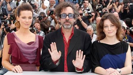 Tim Burton, le président du jury du 63e Festival de Cannes, en compagnie de deux des membres de son jury, les actrices Kate Beckinsale (à gauche) et Giovanna Mezzogiorno. Le cinéaste américain veut être surpris par les films qui lui seront présentés, qu'i