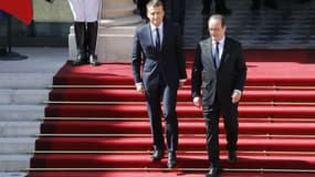 Emmanuel Macron et François Hollande à l'Elysée le 14 mai 2017