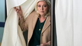 La présidente du rassemblement national (RN) Marine Le Pen vote au premier tour de l'élection présidentielle, le 10 avril 2022 à Hénin-Beaumont