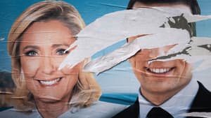 Une affiche électorale du parti d'extrême droite français Rassemblement national (RN) pour les élections européennes avec des portraits dégradés du président du parti Jordan Bardella (à droite) et de la présidente du groupe parlementaire RN Marine Le Pen (à gauche), à ​​Paris le 10 juin 2024.