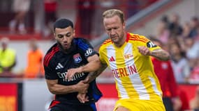 Georges Mikautadze lors d'un duel pendant le match amical de l'OL contre l'Union Berlin, le 3 août 2024