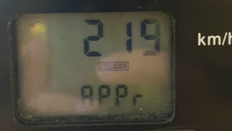 Les gendarmes ont partagé une photo du radar affichant l'excès de vitesse, 90 km/H au-dessus de la limitation.