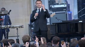 Emmanuel Macron s'adressant au public dans la cour de l'Elysée, lors de la Fête de la musique le 21 juin 2024
