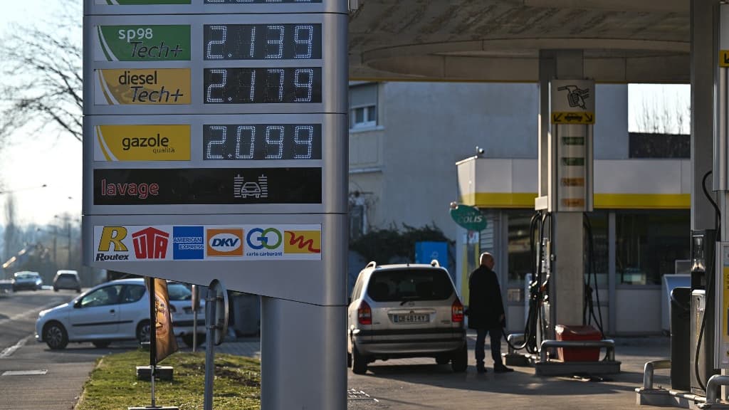 Un homme en train de mettre de l'essence dans son véhicule le 8 mars 2022. Un homme en train de mettre de l'essence dans son véhicule le 8 mars 2022.