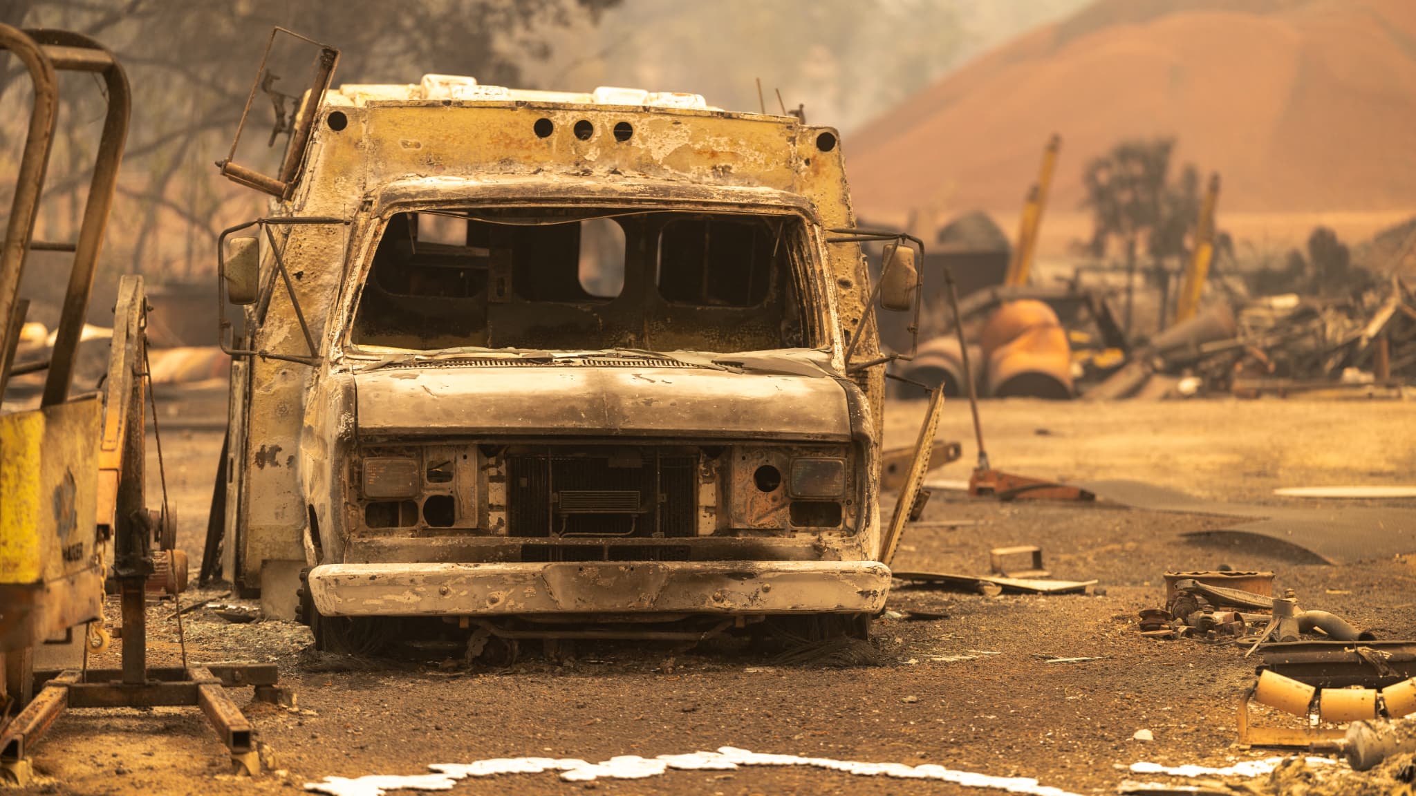 Un camion a brûlé près de la petite communauté de Payne Creek alors que le Park Fire continue de s'étendre le 27 juillet 2024 près de Chico, en Californie. 