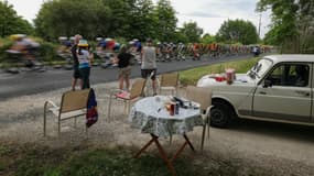 Des spectateurs présents au bord des routes lors de la 10e étape du Tour de France 2024