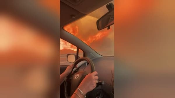 Les flammes vues depuis une voiture, près de Palerme, Sicile, le 26 juillet 2023 